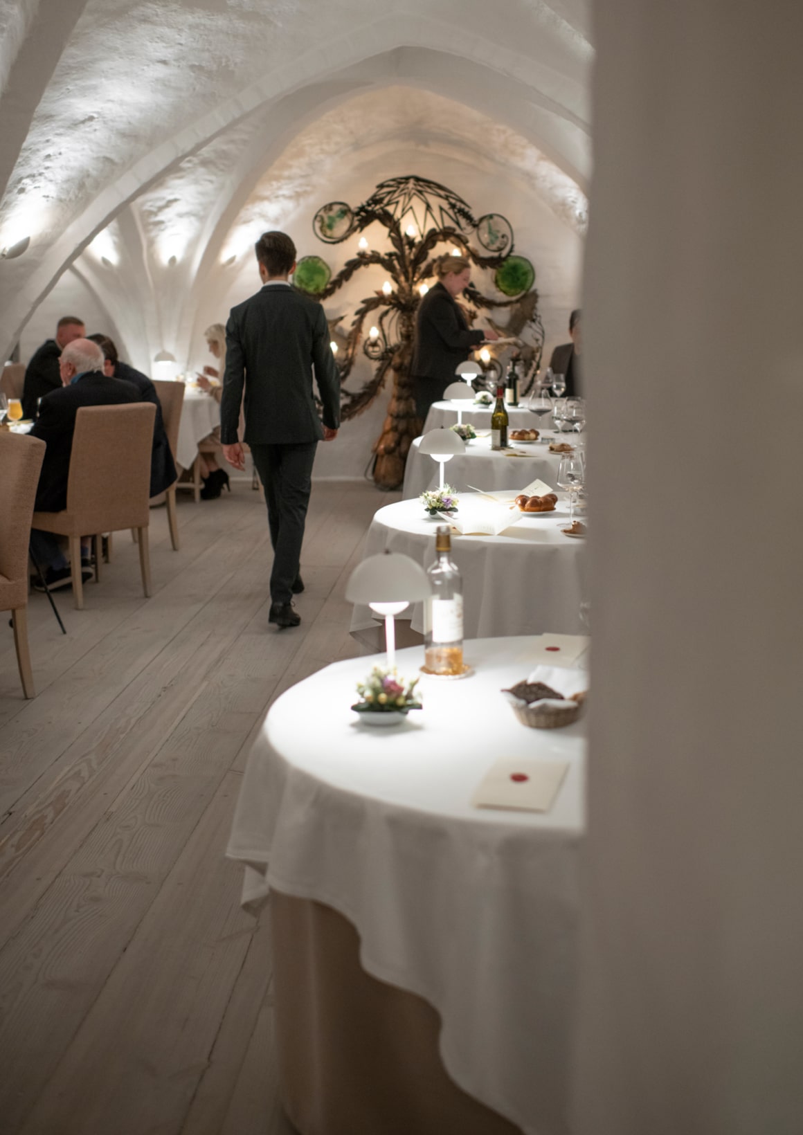 Kong-Hans-Kaelder-Atmosphere-waiter
